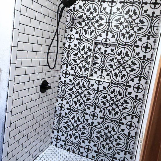 minimalistická koupelna dlažba orientální černobílá